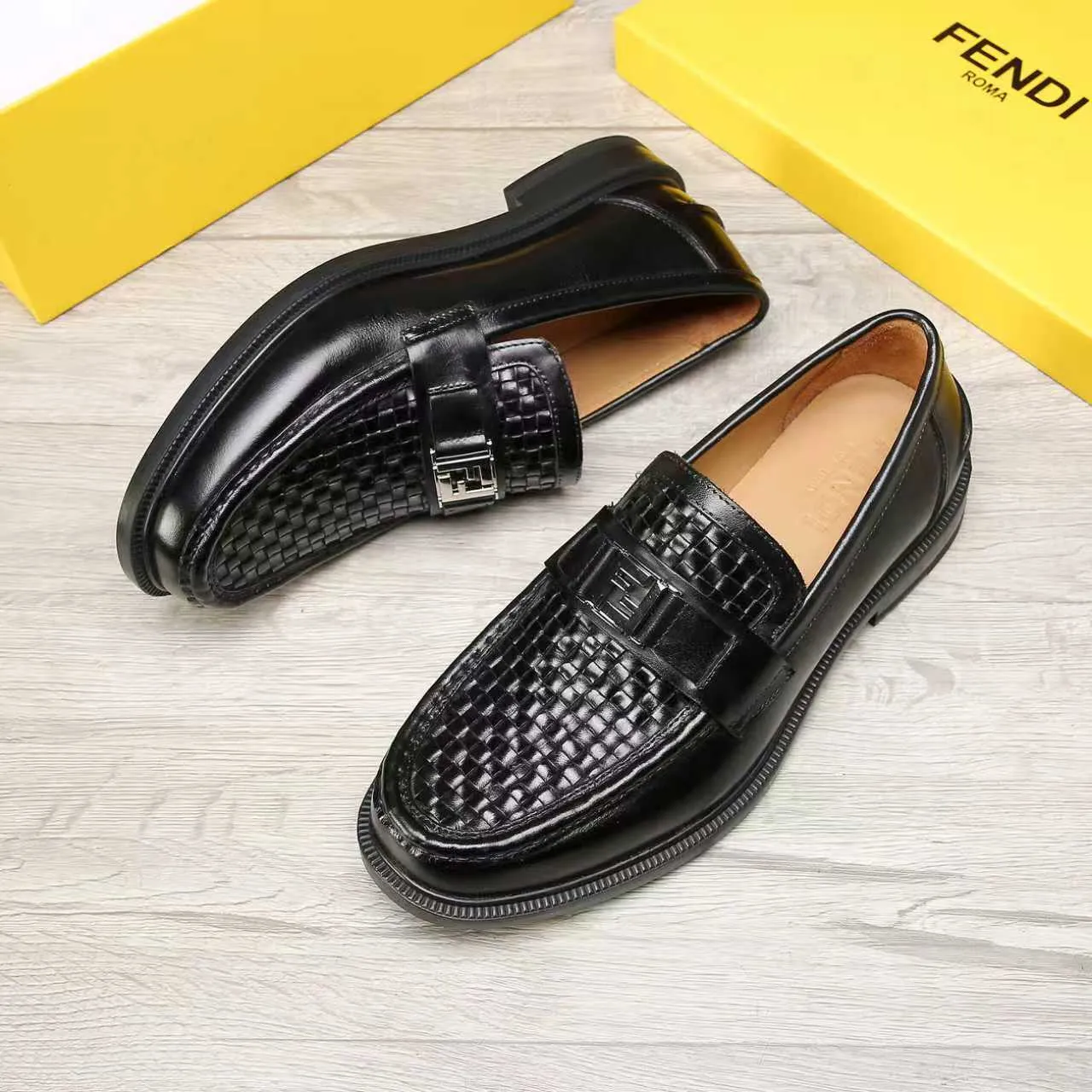 Men's men's shoes 💰 540 💰 Water dyed cowhide 🆘 The latest FENDI ( Fendi ) new casual leather shoes 🕶️🕶️ Simple routing effect, showing an elegant and cool driving shoe 🎬Made of Italian 🇮🇹 imported calfskin + first-layer water-dyed cowhide lining🐂Excellent material🎬Detailed workmanship 🤗Comfortable foot feel➰➰. ​Pair it with any outfit to show your taste and temperament, low-key luxury ♻️Design ​simple and elegant ​noble and fashionable 🍃​Very loved and favored by trendy men 💓❤️Size: 38-44 2⃣️colors available